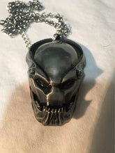 Load image into Gallery viewer, š¾ 2x ALIEN Vs. PREDATOR Necklace + Pendant
