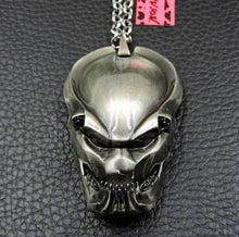 Load image into Gallery viewer, š¾ 2x ALIEN Vs. PREDATOR Necklace + Pendant