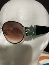 Load image into Gallery viewer, 𤩠Vintage GLORIA VANDERBILT SUNGLASSES!
