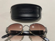 Load image into Gallery viewer, 𤩠Vintage GLORIA VANDERBILT SUNGLASSES!