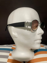 Load image into Gallery viewer, 𤩠Vintage GLORIA VANDERBILT SUNGLASSES!