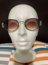 Load image into Gallery viewer, 𤩠Vintage GLORIA VANDERBILT SUNGLASSES!