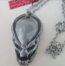 Load image into Gallery viewer, š¾ 2x ALIEN Vs. PREDATOR Necklace + Pendant