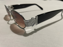Load image into Gallery viewer, 𤩠Vintage GLORIA VANDERBILT SUNGLASSES!