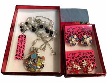 Load image into Gallery viewer, 🌺Flower Earrings &amp; Necklace Set
